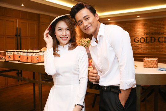 Mỹ Tâm được fan "thử thách" xào rau muống tại buổi offline