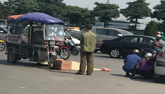 Chồng lái xe phanh gấp, vợ ngã xuống đường tử vong