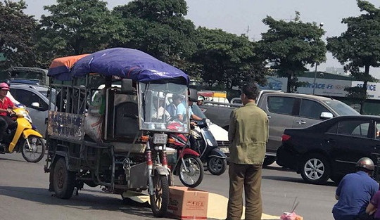 Hà Nội: Chồng lái xe ba gác phanh gấp, vợ ngã xuống đường tử vong