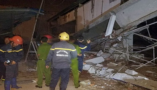 Sập công trình xây dựng siêu thị, 4 người bị thương