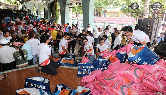 Việt Hưng Phát cùng Áo dài ABC trao 1400 phần quà cho người dân khó khăn các tỉnh miền Tây