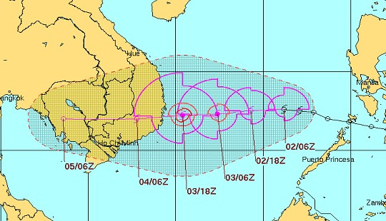 Bão số 12 tăng tốc vượt biển Đông vào đất liền