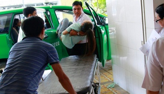 Vĩnh Long: 49 công nhân nhập viện do ngộ độc thực phẩm