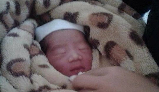 Thái Nguyên: Bé gái sơ sinh bị bỏ rơi trước cửa nhà văn hóa