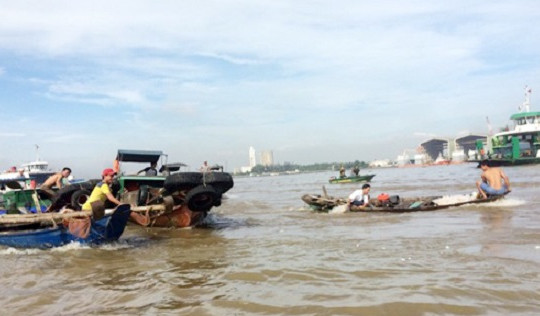 Đồng Nai: Tàu hàng tông nhau trên sông, ngư dân chạy ghe hôi của