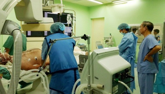 30 lần sốc điện cứu sống bệnh nhân người Pháp nguy kịch