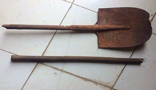 Cầm xẻng đánh gục đối thủ để giải cứu bạn