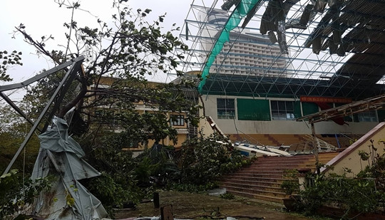 Nha Trang tan hoang sau bão số 12
