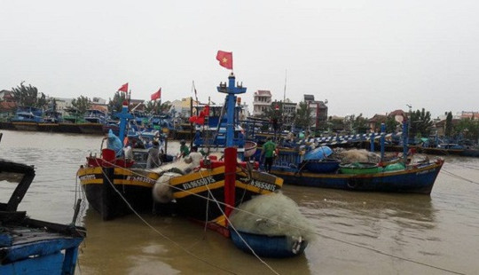 Bão số 12: 8 vụ tai nạn tàu thuyền do bão, hàng chục người chìm xuống biển