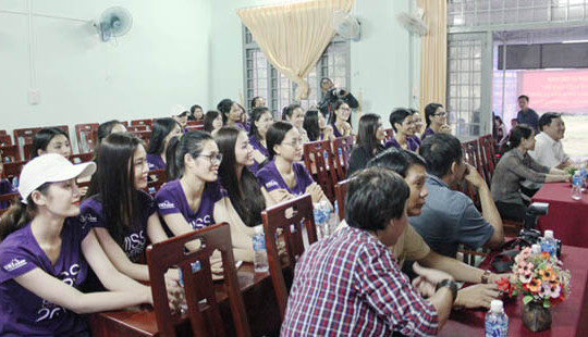 Thí sinh Hoa hậu hoàn vũ Việt Nam tiếp tục trao quà, thăm hỏi gia đình chịu ảnh hưởng sau bão số 12