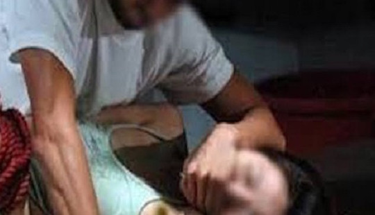 Gọi bé gái đến bưu điện, cụ ông gần 80 tuổi giở trò đồi bại