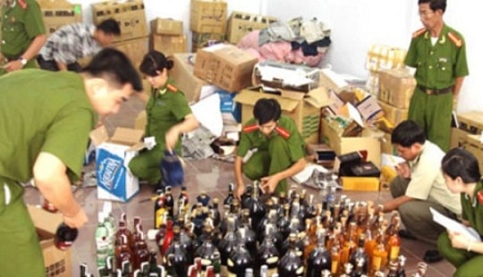 Triệt phá dây chuyền sản xuất rượu giả tại TP Hồ Chí Minh