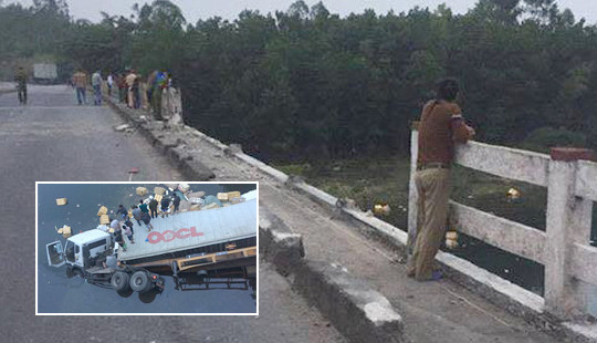 Xe đầu kéo tông gãy lan can cầu rơi xuống sông, 2 người thương vong