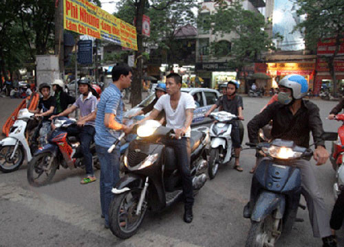 Cảnh sát mặc thường phục có được dừng xe vi phạm luật giao thông?