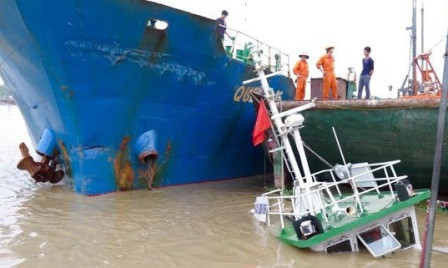 Hải Phòng: Tàu hàng mất lái đâm vào bờ, nhấn chìm tàu đầu kéo