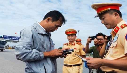 CSGT có được phép dừng xe trên cao tốc xử phạt vi phạm hành chính?