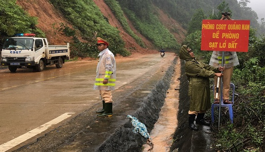 CSGT Quảng Nam trắng đêm cùng người dân khắc phục hậu quả sau bão