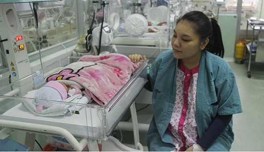 10 phút mổ cấp tốc cứu sống bé trai bị 4 vòng dây rốn quấn cổ