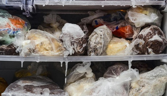 Nguy hại từ việc dùng túi nilon đựng đồ ăn để tủ lạnh