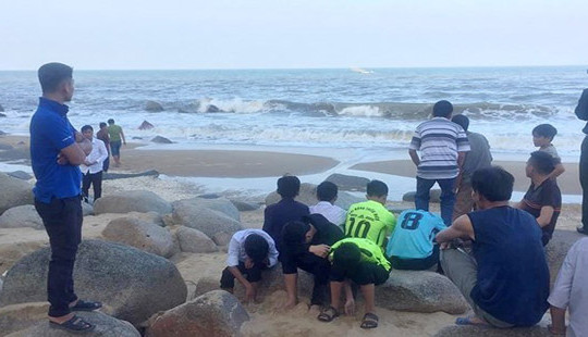 Hà Tĩnh: Tắm biển lúc sóng lớn, 2 học sinh mất tích