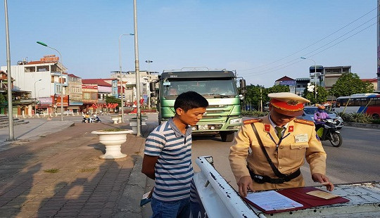 Hà Nội: CSGT hoá trang xử lý xe ô tô tải vi phạm trên quốc lộ 32