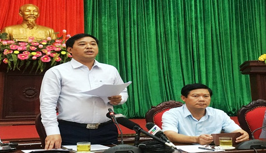 Vẫn còn tình trạng dắt chó không rọ mõm ở phố đi bộ Hồ Gươm
