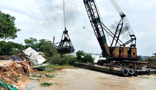 Bến Tre: Sạt lở gây vỡ đê bao, 4 căn nhà bị cuốn trôi