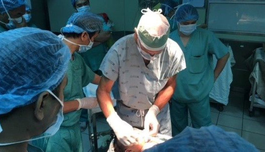 Bác sĩ người Mỹ phẫu thuật thành công khối u quái cho bé gái Việt