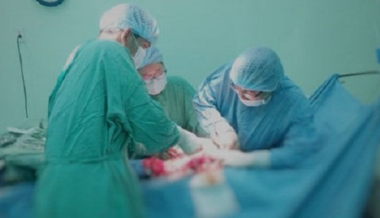 Bóc khối u xơ tử cung hơn 6kg ra khỏi cơ thể một phụ nữ