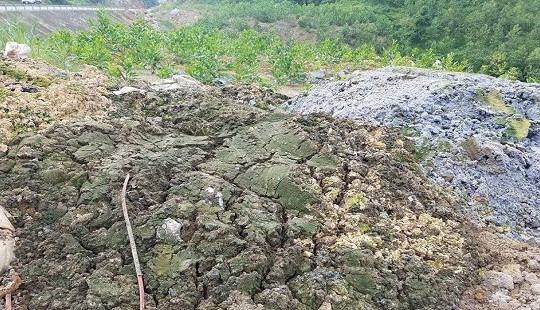 Bắc Kạn: Nghi vấn hàng chục tấn chất thải nguy hại bị đổ trộm