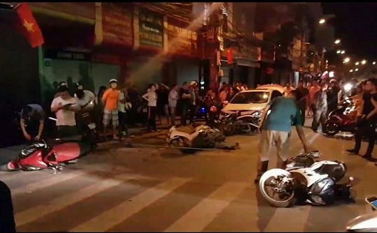 Hải Phòng: Lái xe ô tô đâm liên hoàn 4 xe máy đang dừng đèn đỏ