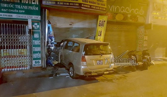 Hà Nội: Nửa đêm, xế hộp lấy đà ủi nát cửa nhà hàng xóm