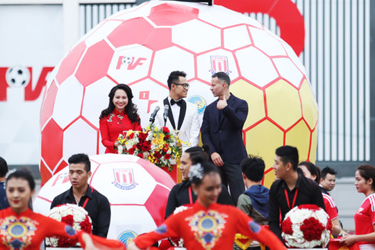 MC Đức Bảo liên tục dẫn live cho Ryan Giggs và các danh thủ
