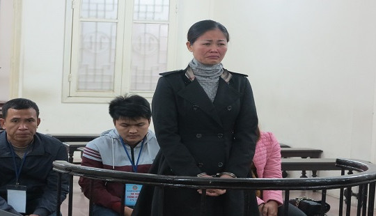 Mang nước mắm đến trụ sở "khủng bố" cán bộ xã