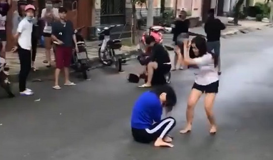 Xác minh clip thiếu nữ bị nhóm người dùng mũ bảo hiểm đánh dã man trên phố