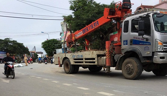 Nghệ An: Kinh hãi nhìn tảng sắt cả tấn từ xe cẩu đè nát ca bin xe ngược chiều