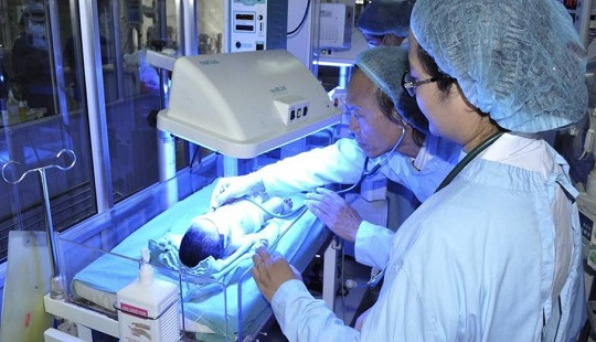 Dốc toàn lực cứu sống 3 trẻ sinh non chuyển từ Bắc Ninh lên BV Bạch Mai