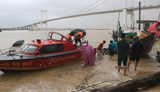 Tìm thấy thi thể 1 trong 2 nạn nhân nhảy cầu Thuận Phước