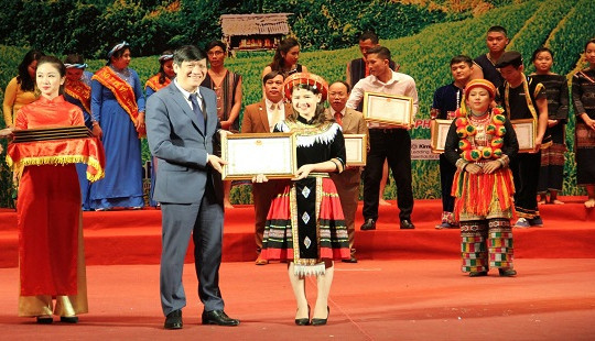 Vinh danh cống hiến của người làm y tế thôn bản