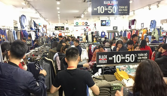 Người Hà Nội đổ xô mua hàng ngày Black Friday