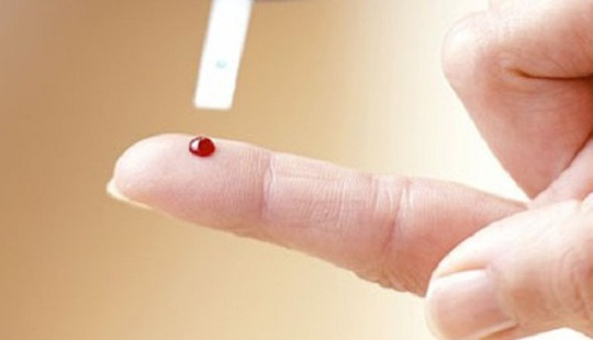 Chích máu đầu ngón tay điều trị đột quỵ chỉ là trò lừa bịp