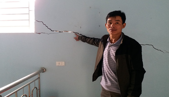 Hàng trăm ngôi nhà bị lún nứt do nổ mìn thi công dự án