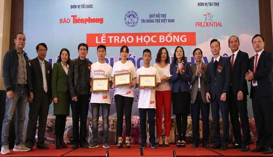 Prudential trao học bổng cho sinh viên nghèo tại Nghệ An