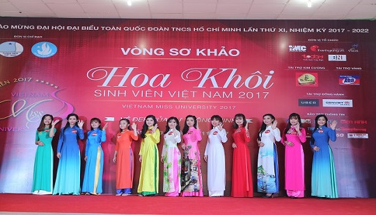 Nữ sinh trường Đại học Thủy lợi hát Túy âm kết hợp với ghita và cajon