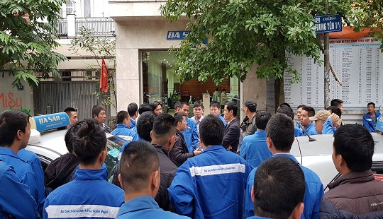 Hà Nội: Vì sao hàng trăm tài xế hãng taxi Ba Sao đình công?