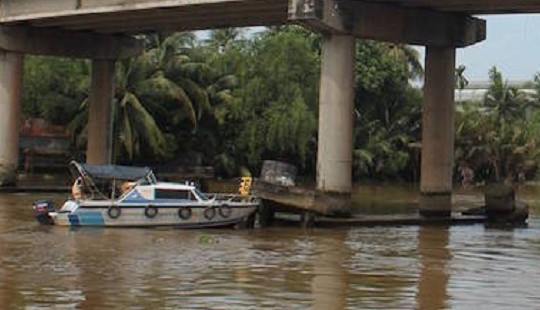 Tiền Giang: Chìm sà lan, hai vợ chồng mất tích