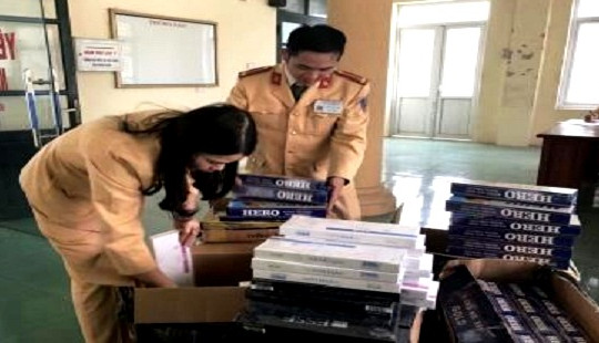 Bắt giữ xe ô tô tải vận chuyển 3.600 bao thuốc lá nhập lậu
