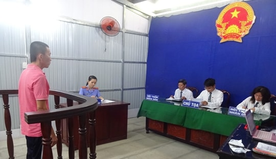 Dùng kéo đâm tình địch vì ghen tuông