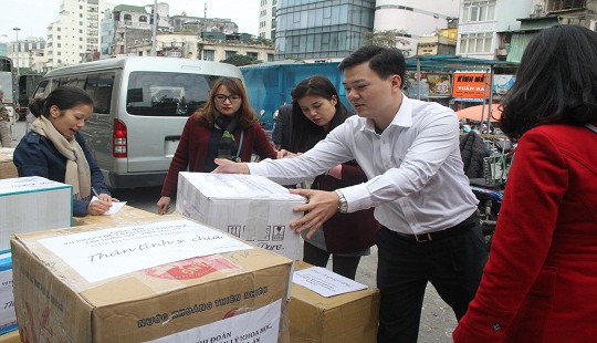 Vụ Pháp chế và Quản lý khoa học TANDTC sẻ chia khó khăn với người dân vùng bão