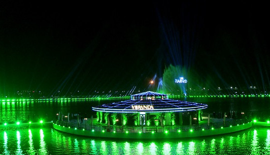 Vinhomes Riverside: Lighting Show hoành tráng trên mặt hồ Harmony